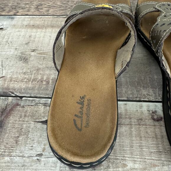 Clarks Bendable Sandals Womens 9M Beaded 2 Strap Taupe Brown Gray Slides READ - Picture 9 of 13